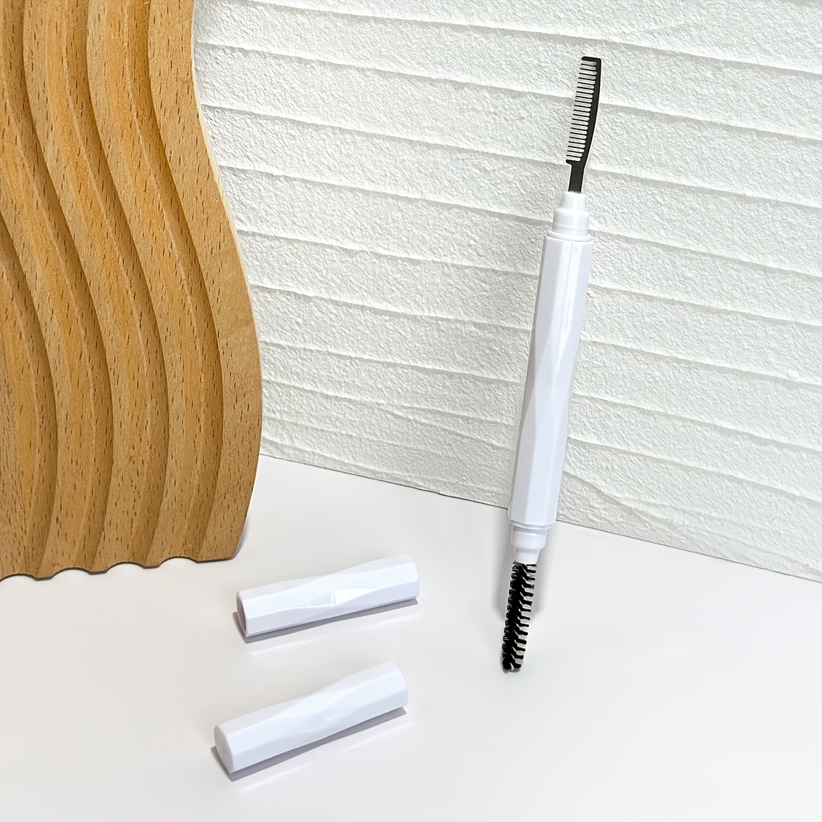 Peigne à sourcils et à cils à  - Beauty Makeup Background avis et prix