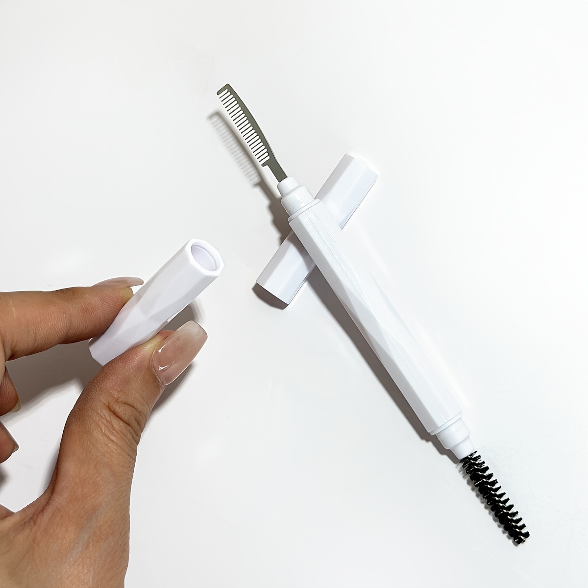 Peigne à sourcils et à cils à  - Beauty Makeup Background avis et prix